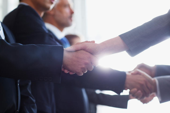 10 tipos de saludos con la mano que conviene evitar