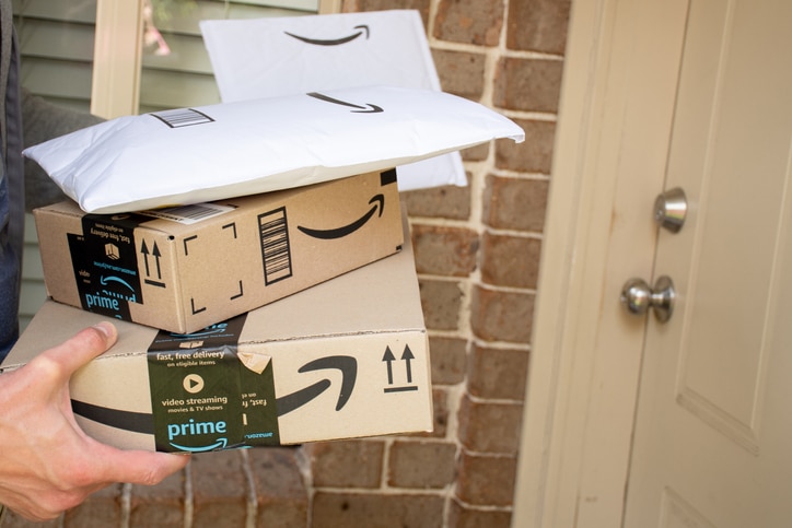 paquetes de Amazon en la puerta