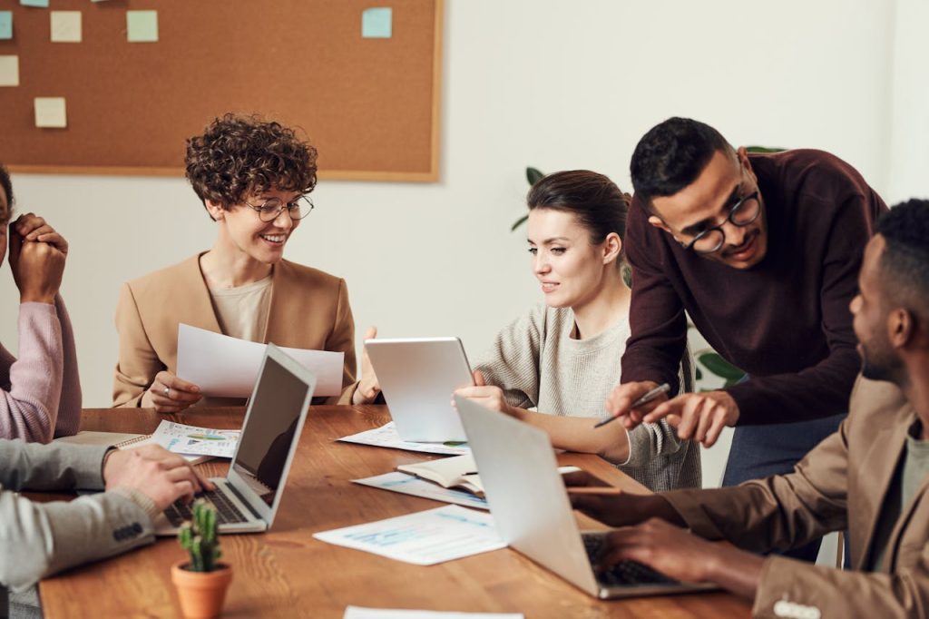 Cómo mejorar el ambiente laboral de tu empresa: 10 Consejos y ejemplos