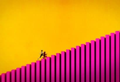 Mujer corriendo en línea ascendente