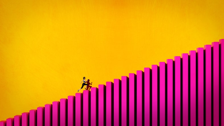 Mujer corriendo en línea ascendente