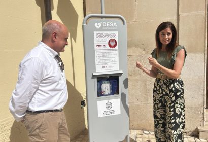 El Ayuntamiento de Elche instala 40 desfibriladores semiautomáticos de carga solar en espacios públicos