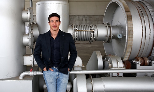 Nantek, la empresa de Carlos Uraga, en la planta de producción