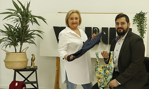Marcos Pizarro, director general de Venus, junto a su madre