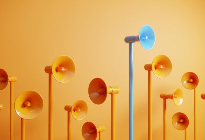 Altavoz azul destacando sobre el resto