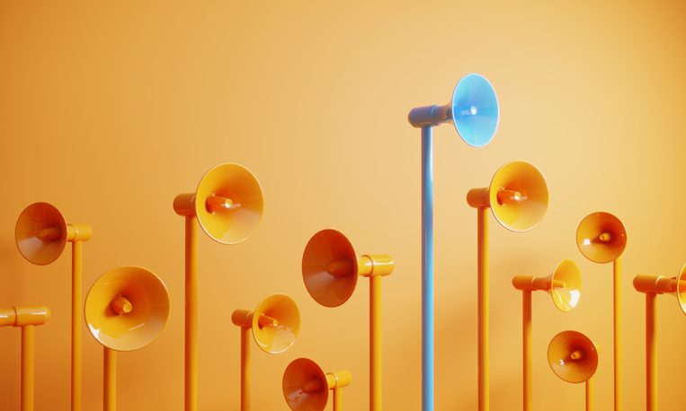Altavoz azul destacando sobre el resto