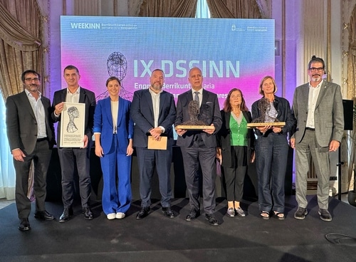 empresas galardonadas con los premios DSS INN 2024 De izquierda a derecha: Iñigo Olaizola (Fomento de San Sebastián), Jesús Valero (Tecnalia), Ane Oyarbide (concejala de Economía y Empleo Local, Román Orús y Enrique Lizaso (Multiverse Computing), Koro Odriozola y Karin Frisch (Wavegarden) y Eneko Goia (Alcalde de San Sebastián).