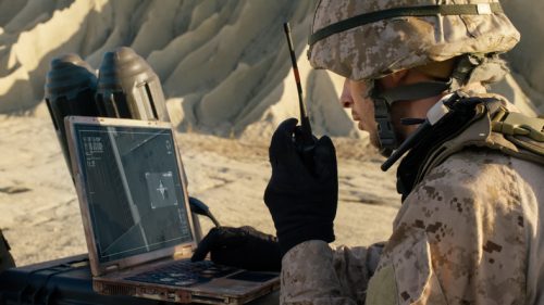 startups de defensa. militar con ordenador en el campo de batalla