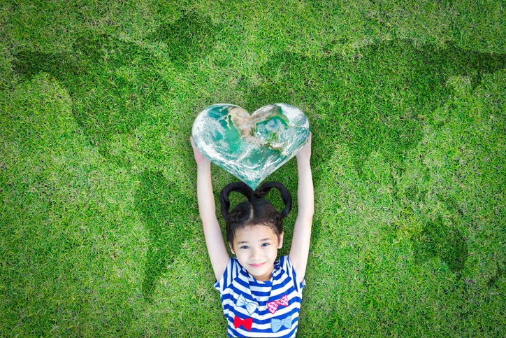 startups sostenibles. una niña sujeta un corazón del planeta