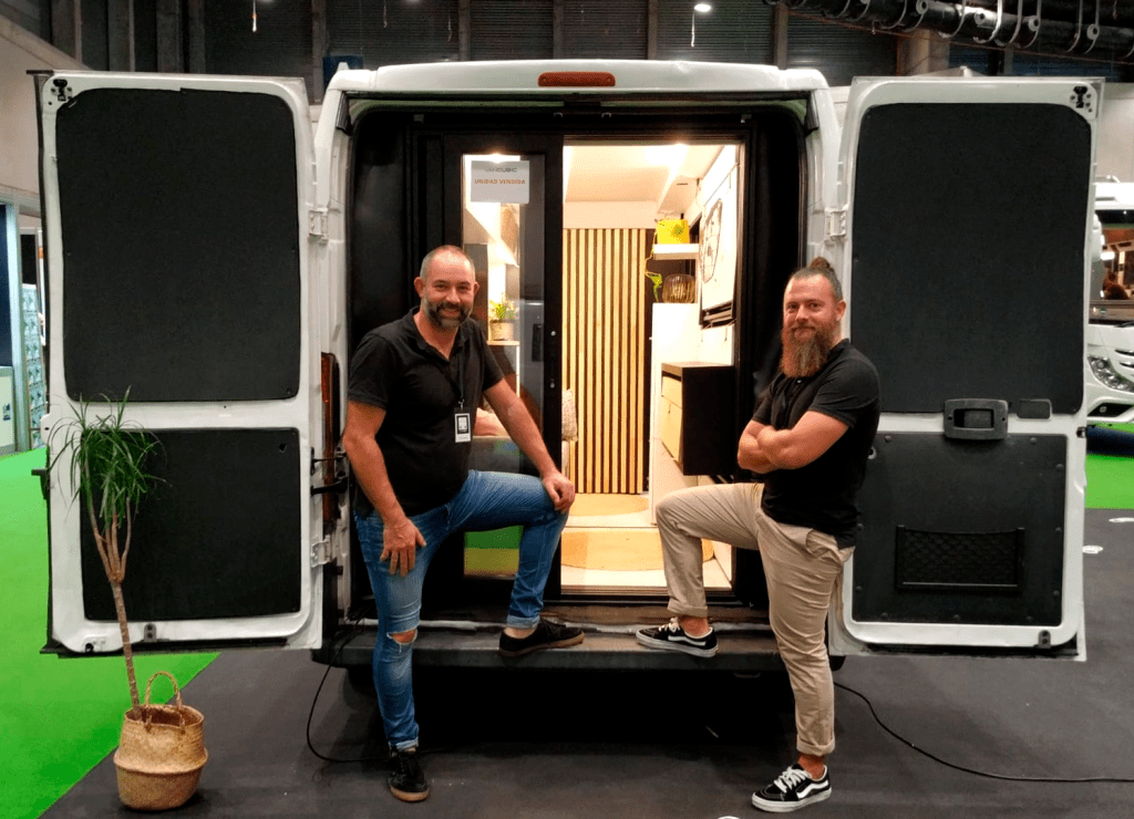 Estos emprendedores españoles transforman tu furgoneta en una casa con ruedas en una hora