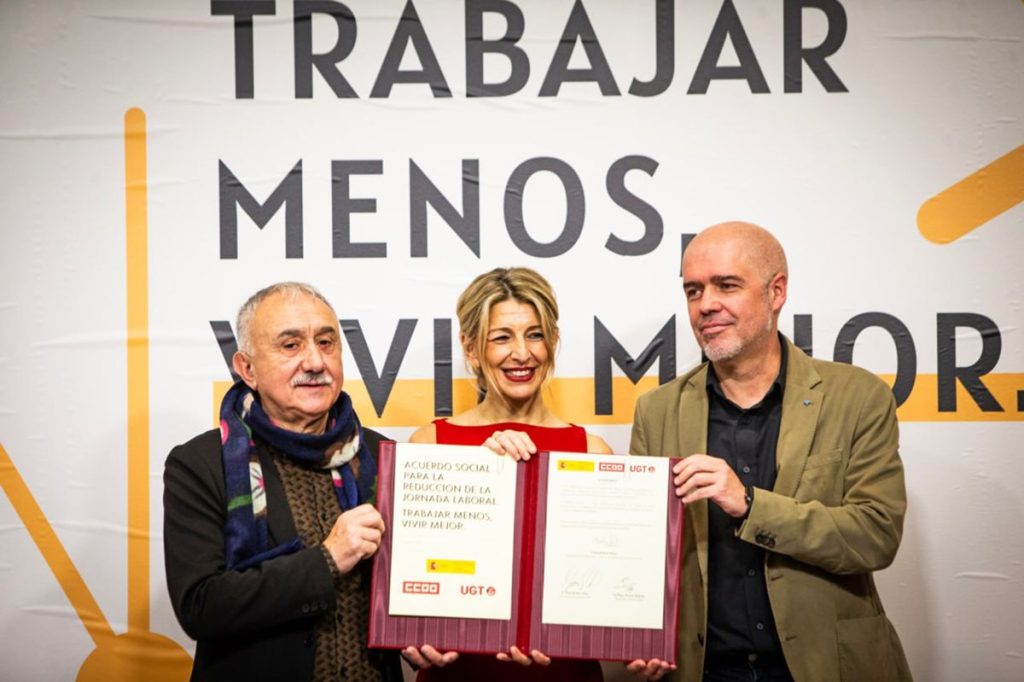 Pepe Álvarez (UGT), Yolanda Díaz (Mª Trabajo) y Unai Sordo (CC.OO.), firmantes del acuerdo para la reducción de la jornada laboral