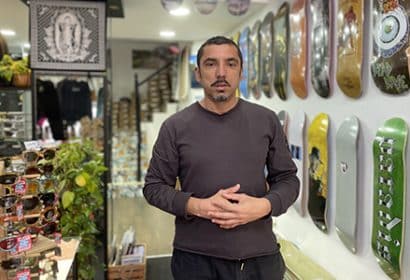 El emprendedor Esteban Velarde en su tienda Paradis Skate
