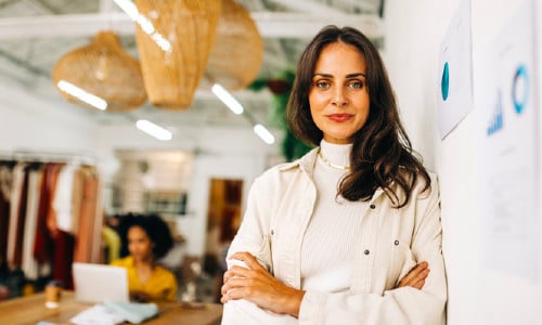 Empresaria de moda en su negocio