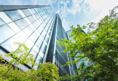 ¿Cómo afectan las normativas ambientales a las empresas?
