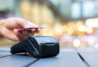 Hacienda vigila a los empresarios y autónomos sin ingresos mediante tarjeta bancaria