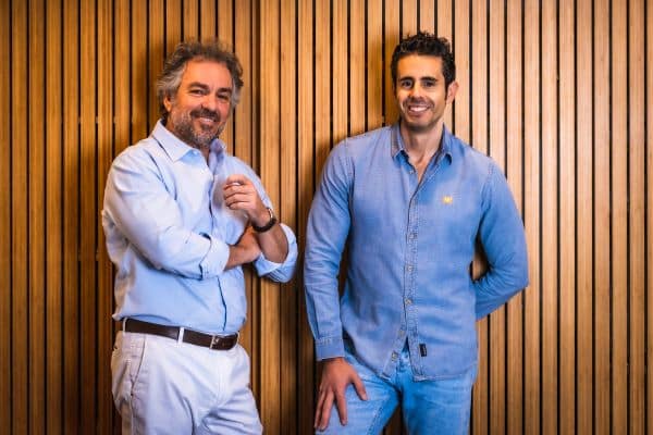 Rafael Bover (izquierda) y Fermín Carmona, fundadores de Hotelverse, plataforma de gemelos digitales para la reserva hotelera