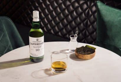 Llega a España Laphroaig: el whisky ahumado escocés que homenajea a lo auténtico