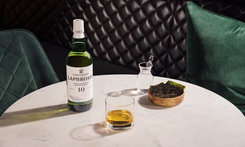 Llega a España Laphroaig: el whisky ahumado escocés que homenajea a lo auténtico