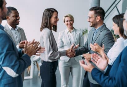 empleados felicitándose