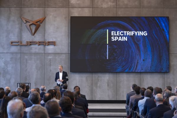 Wayne Griffiths presentando el proyecto SMALL BEV a los proveedores