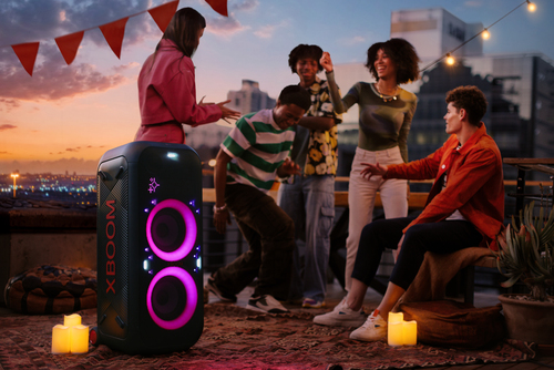 Disfruta de efectos de DJ y voz ajustables desde tu móvil y celebra tu propio karaoke con la entrada para micrófono y guitarra. LG XBOOM XL9T